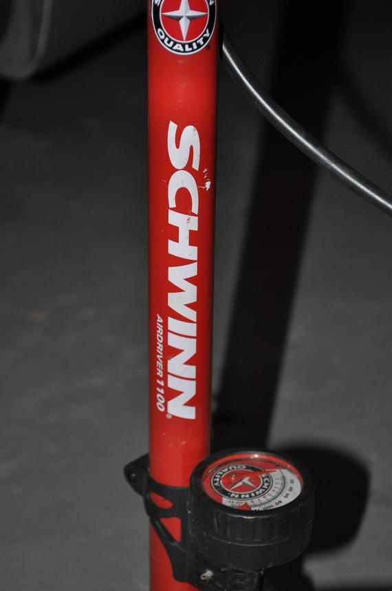 Daddy Mojo reviews: the Schwinn AirDriver 1100 floor pump | Daddy Mojo